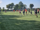 Laatste training S.K.N.W.K. JO8-1 (partijtje tegen de ouders) van maandag 2 juni 2025 (32/123)